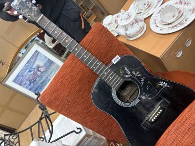 ACOUSTIC GUITAR