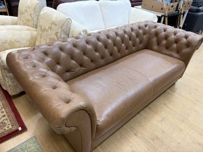 BUTTON BACK COUCH