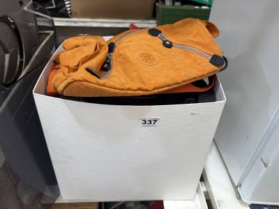 LOT OF HANDBAGS