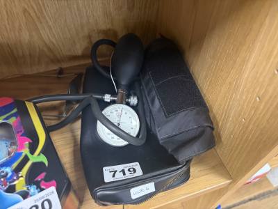 BLOOD PRESSURE MONITOR