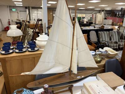 VINTAGE POND YACHT MODEL