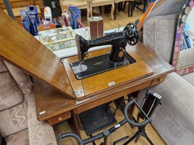 SINGER SEWING MACHINE TABLE + MACHINE