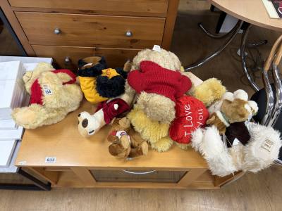 LOT OF TEDDIES