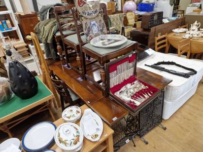 EXTENDING TABLE + 6 X CHAIRS
