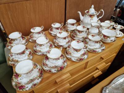 47 PIECE ROYAL ALBERT COUNTRY ROSE TEA SET