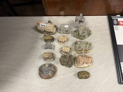 TABLE LOT OF LILLIPUT LANE COLLECTORS COTTAGES