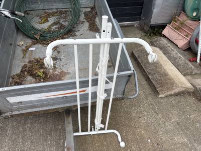 WHITE CLOTHES RAIL