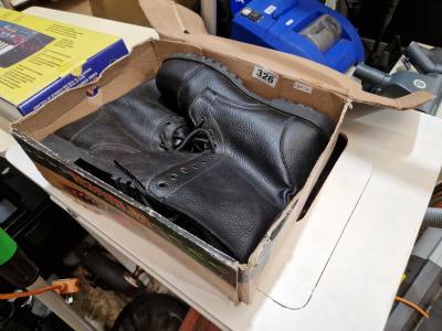 PAIR OF INDUSTRIAL WORKING BOOTS (SIZE 9)