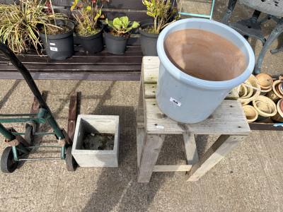 PLANT TABLE + 2 X POTSTANDS