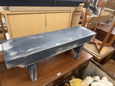 WOODEN BENCH