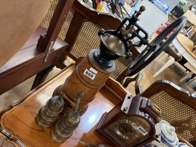 COFFEE GRINDER + CONDIMENTS