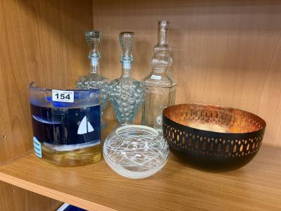 TABLE LOT OF GLASSWARE