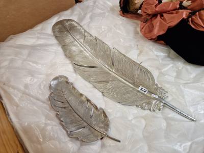 2 METAL LEAF PLAQUES