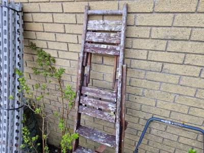 WOODEN STEP LADDER