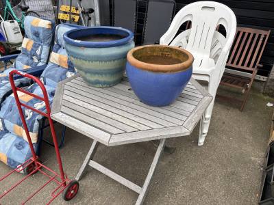 6 PLASTIC CHAIRS + WOODEN TABLE