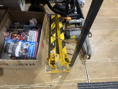 LOCKABLE PARKING POSTS