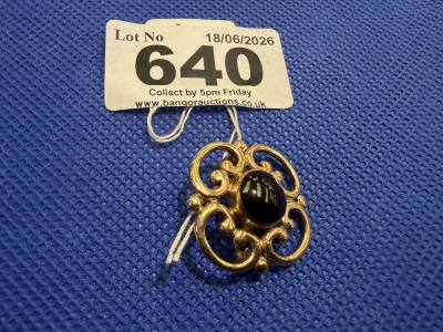9CT + JET BROOCH (3.8 GRAMS)