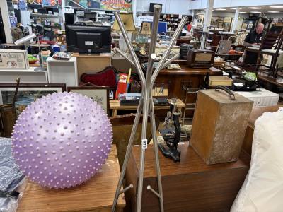 METAL  COAT STAND