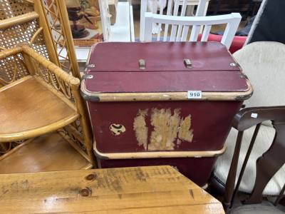 VINTAGE TRAVEL TRUNK
