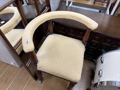 CORNER CHAIR