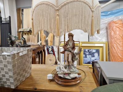 FIGURINE TABLE LAMP