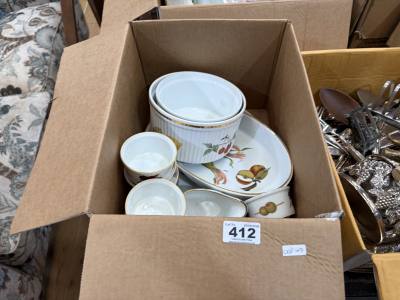 LOT OF ROYAL WORCESTER TABLEWARE