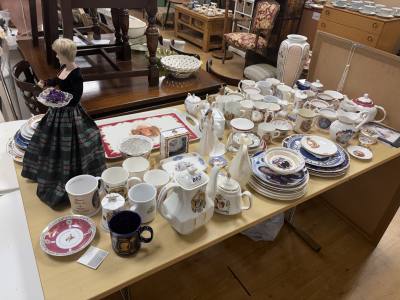 TABLE LOT OF COMMEMORATIVE WARE