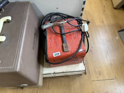 BATTERY CHARGER
