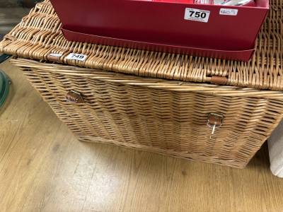 WICKER BASKET