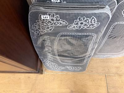 LOT OF WELCOME MATS