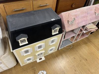2 X DOLLS HOUSES