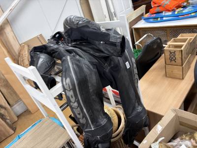 BLACK LEATHER MOTORBIKE SUIT