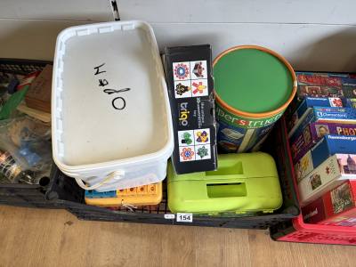 BOX OF CHILDREN'S BUILDING GAMES/TOYS