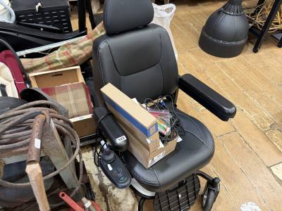 RAZOO POWERCHAIR + CHARGER