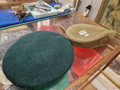2 BERETS 
