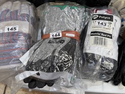 BUNDLE OF GLOVES