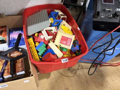 LARGE BOX OF CHILDREN'S BLOCKS 