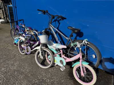 LOT OF CHILDREN'S BIKES