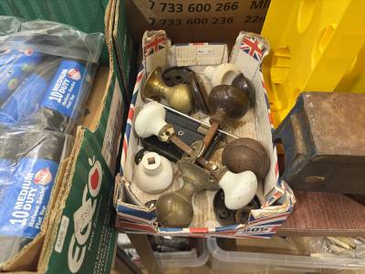 BOX OF DOOR KNOBS
