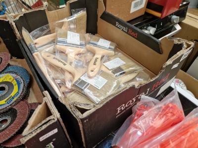 BOX OF PAINT BRUSHES