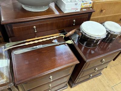 MAHOGANY DRAWER CHEST +BEDSIDES