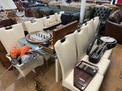 GLASS TABLE + 8 X LEATHER CHAIRS