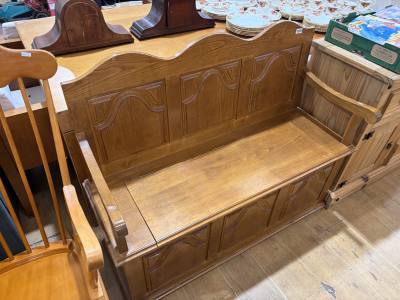 BLANKET STORAGE BENCH