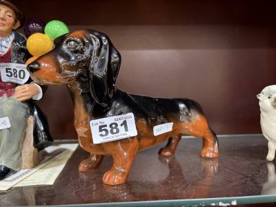 BESWICK DACHSHUND (SM CHIP)