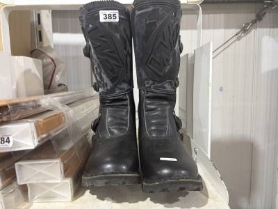 PAIR OF MOTORBIKE BOOTS (SIZE 9) 