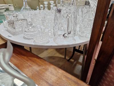 ROUND DINING TABLE