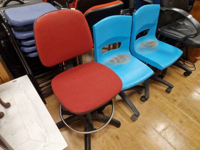 COMPUTER CHAIR + 2 OTHERS + STOOLS