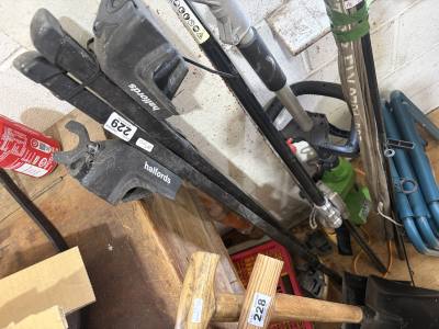 PAIR HALFORDS ROOF RACKS