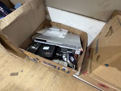 BOX OF ELECTRICAL ITEMS + ACCESSORIES