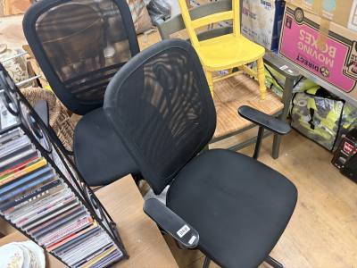 2 X OFFICE CHAIRS